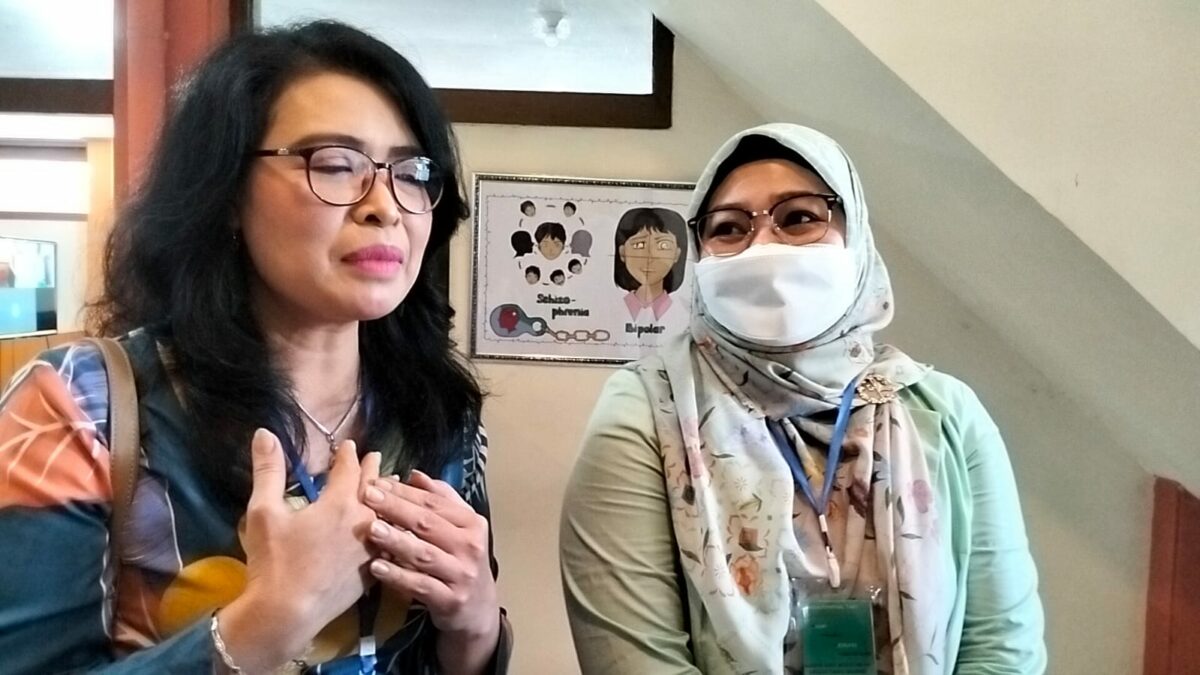 NA Damayanti (kiri) dan Hanny, dua saksi korban saat memberikan keterangan kepada wartawan di PN Kota Malang