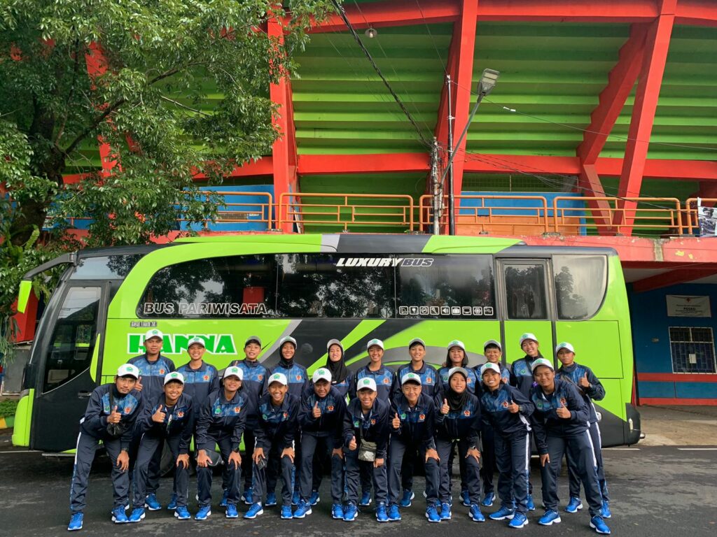 Nanang Habibi, bersama tim sepak bola putri Kota Malang disaat pemberangkatan menuju Porprov VII Jatim 2022 (ist)