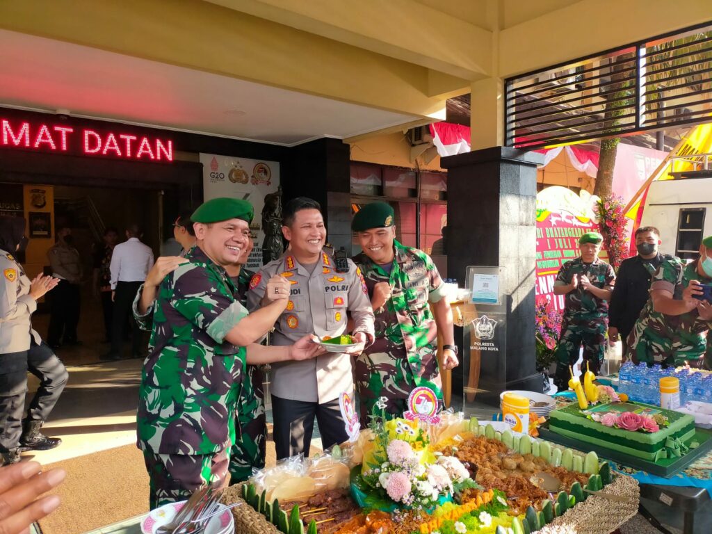 Nuansa indah kebersamaan. Para Komandan satuan TNI mengucapkan selamat Hari Bhayangkara kepada Kombes Pol Budi Hermanto (ist)