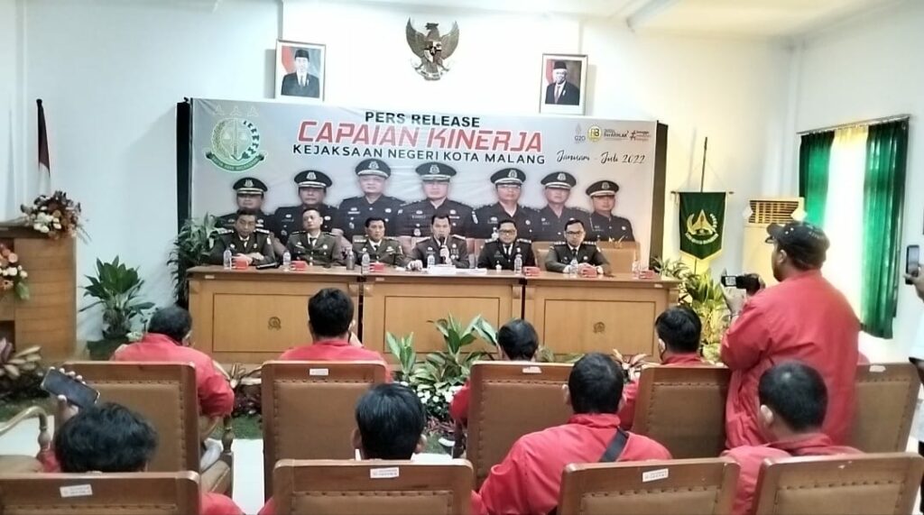 Para awak media Sahabat Pers Adhyaksa (jaket merah) mendengarkan capaian kinerja Kejari Kota Malang yang disampaikan oleh Kajari Zuhandi, SH, MH