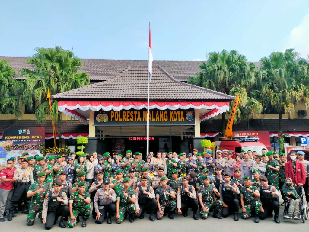 Para komandan satuan TNI dan jajaran pose bersama Kapolresta Malang Kota, Kombes Pol Budi Hermanto serta jajarannya di Hari Bhayangkara ke-76 (ist)