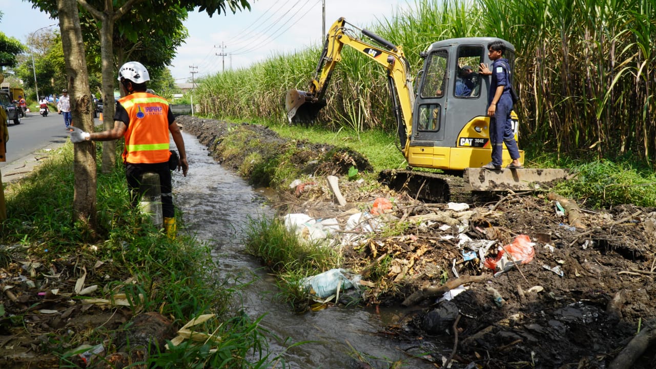 Pemkot Malang keruk sampah dan sedimen di Koridor Mayjen Sungkono, Kecamatan Kedungkandang (ist)