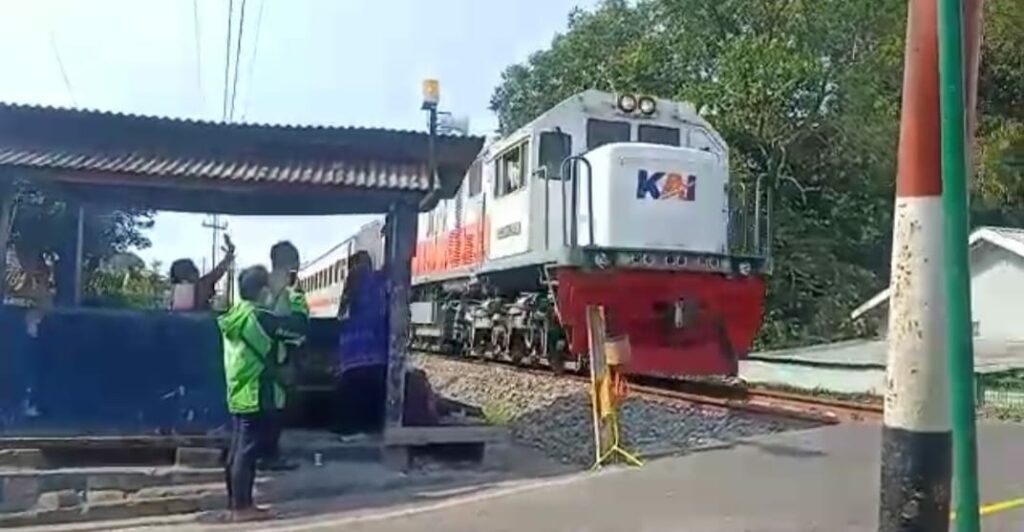 Perlintasan rel kereta api yang di pasang sirine dan rotator oleh Satlantas Polresta Malang Kota (ist)