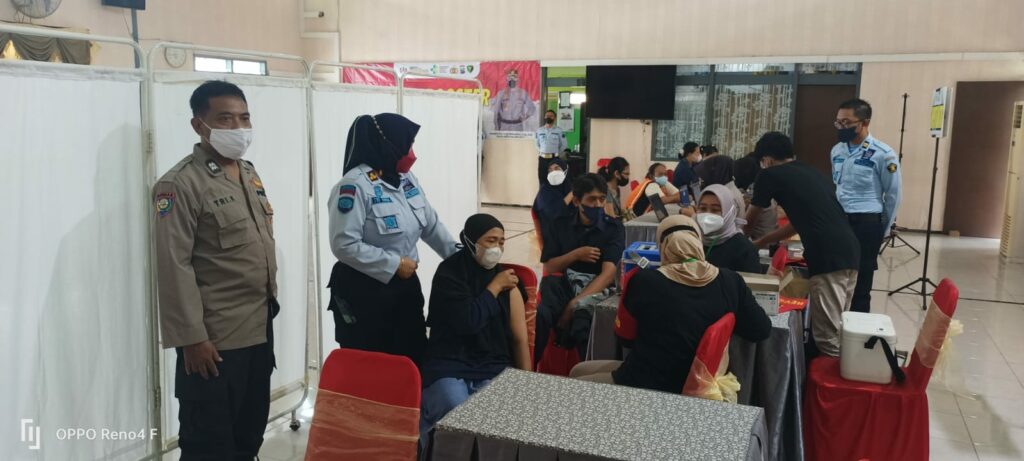 Polresta Malang Kota saat menggelar Vaksinasi di Lapas Wanita Malang-