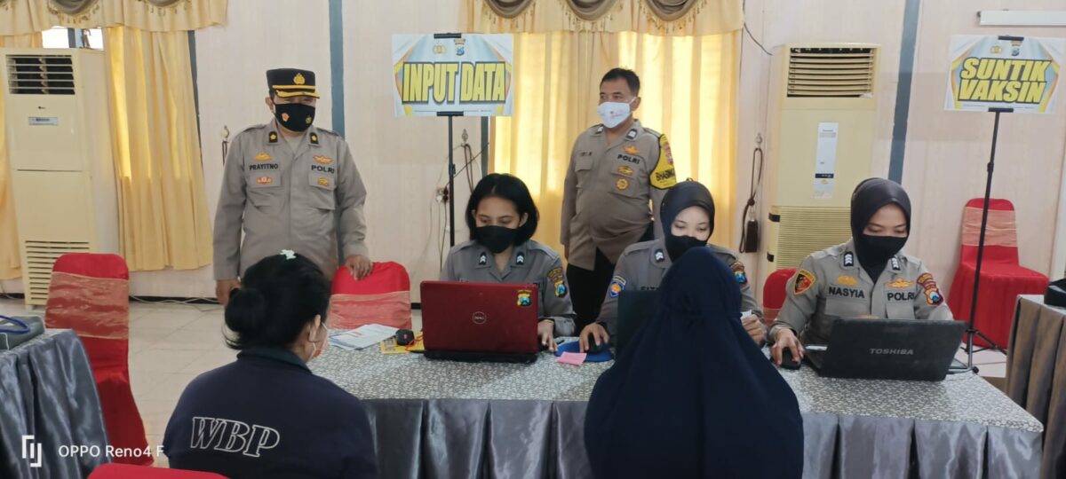 Polresta Malang Kota saat menggelar Vaksinasi di Lapas Wanita Malang