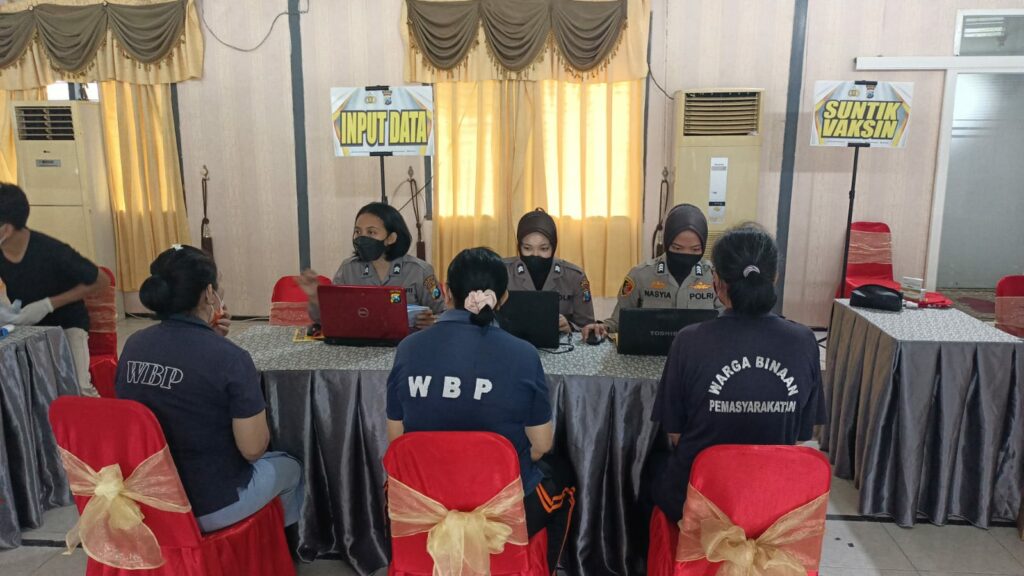 Polresta Malang Kota saat menggelar Vaksinasi di Lapas Wanita Malang (ist)