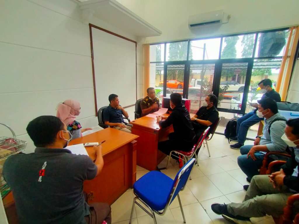 Proses pelimpahan tersangka pendiri Evotrade di Kejari Kota Malang (ist)