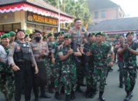 Puluhan prajurit TNI memanggul Kapolresta Malang Kota, Kombes Pol Budi Hermanto. Kado spesial itu dipersembahkan ratusan prajurit TNI dalam rangka Hari Bhayangkara ke-76 (ist)