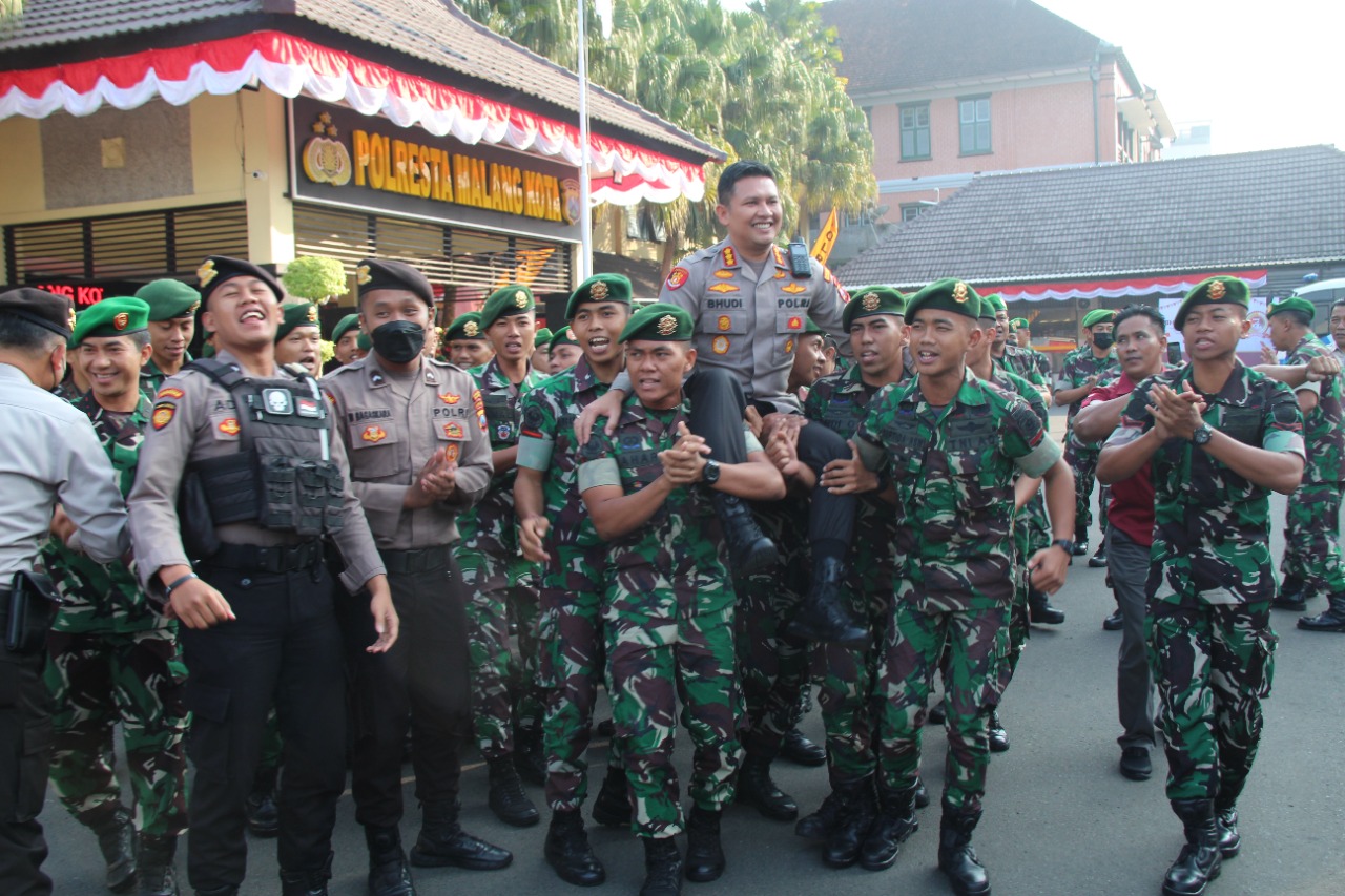 Puluhan prajurit TNI memanggul Kapolresta Malang Kota, Kombes Pol Budi Hermanto. Kado spesial itu dipersembahkan ratusan prajurit TNI dalam rangka Hari Bhayangkara ke-76 (ist)