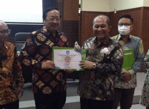 Rektor Unidha Malang, Prof. Dr. H. Suko Wiyono, S.H., M.H saat menerima penghargaan dari LLDIKTI Wilayah VII Jatim yang diserahkan oleh Kepala LLDIKTI, Prof. Ir. Soeprapto, DEA, pada Juni 2022 lalu (ist)