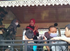 Sambut peringatan Hari Anak Nasional, Walikota Sutiaji bersama Ketua TP PKK Kota Malang, Hj Widayati Sutiaji ajak anak - anak penyandang disabilitas keliling naik bis Macito