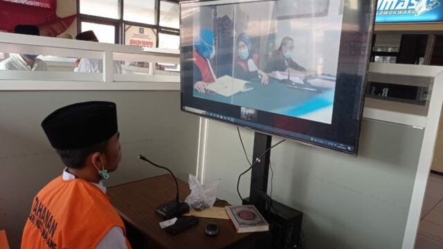 Terdakwa Edi S (27) mengikuti jalannya persidangan secara virtual dari Lapas Kelas 1 Kota Malang (ist)