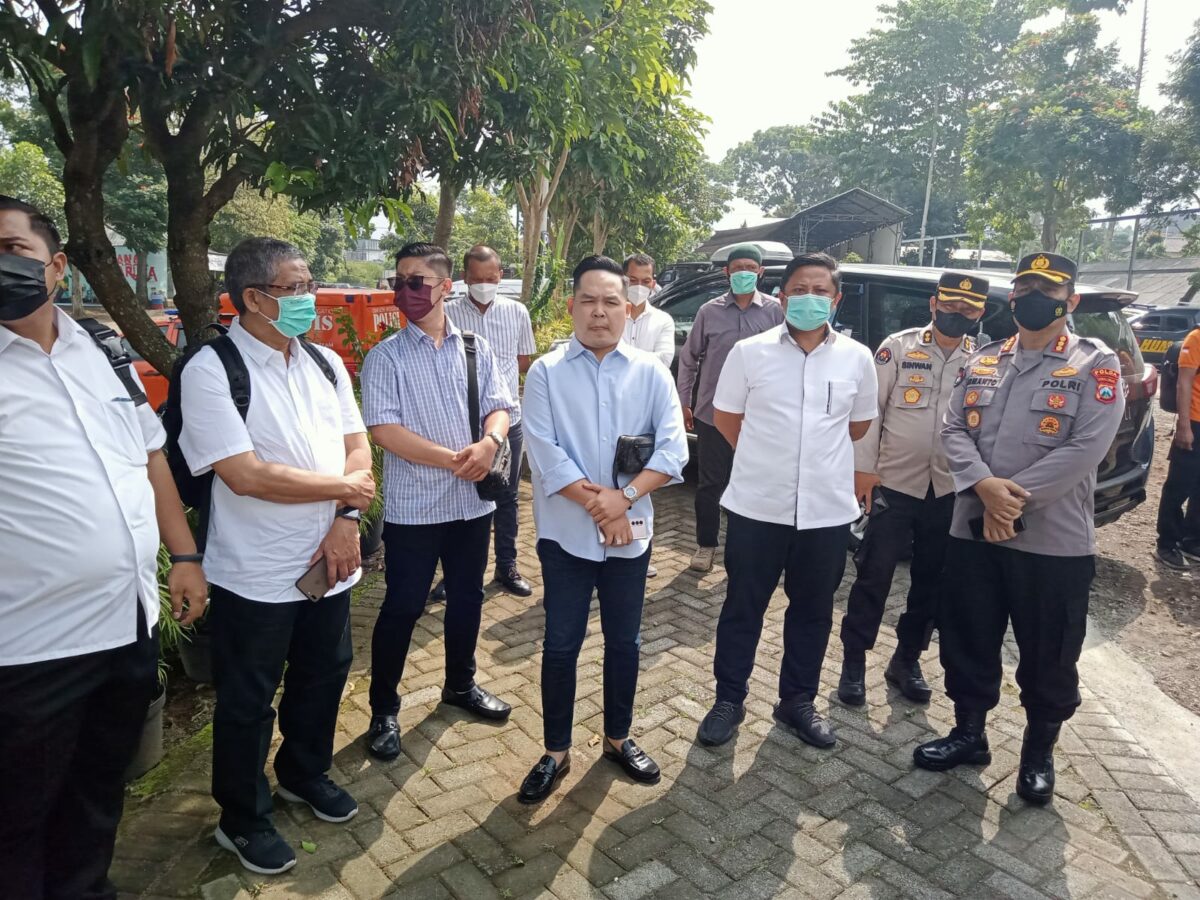 Tim Polda Jatim dan Kuasa Hukum terlapor saat berada di Sekolah SPI, Kota Batu, Jawa Timur, Rabu (13/07/2022)
