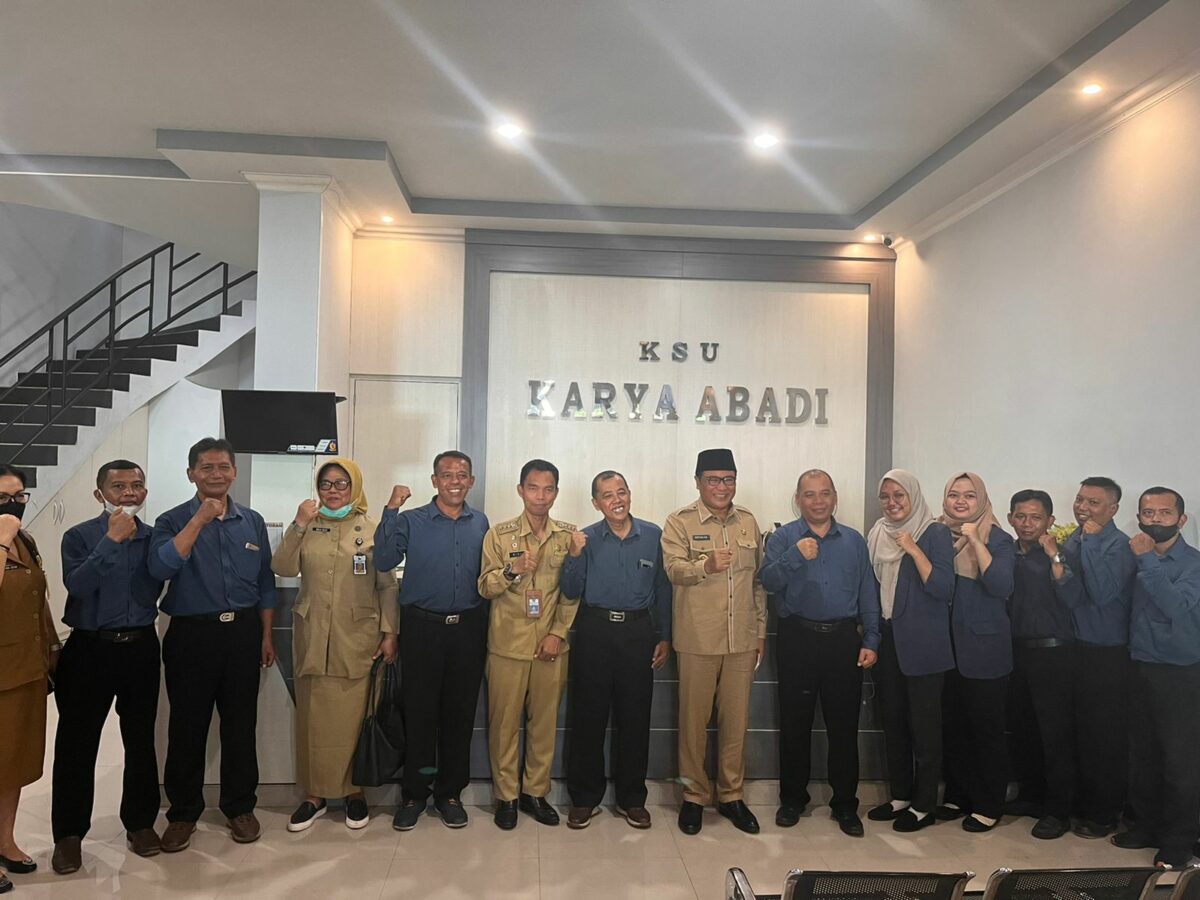 Wakil Wali (Wawali) Kota Malang, H Sofyan Edi Jarwoko dan jajarannya, pose bersama pengurus KSU Karya Abadi (ist)