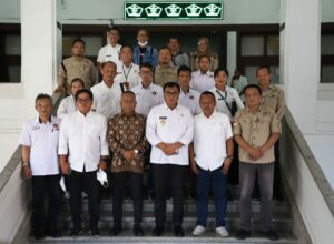 Wakil Walikota Malang, Ir Sofyan Edi Jarwoko pose bersama jajaran PWI Pusat, PWI Jatim dan PWI Malang Raya di Balaikota Malang (ist)