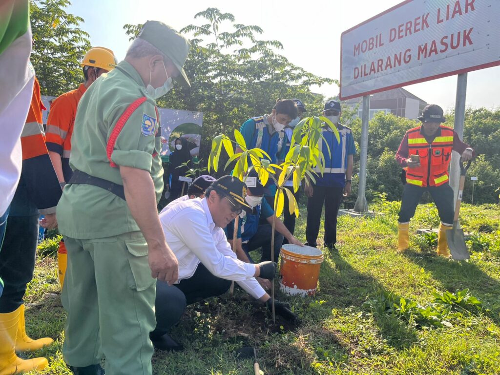 Wakil Walikota Malang, Sofyan Edi Jarwoko dalam kegiatan menanam pohon di sekitar Exit Tol Madyopuro (ist)