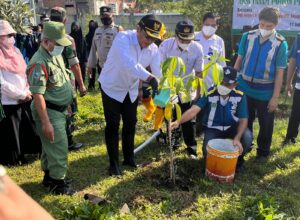 Wakil Walikota Malang, Sofyan Edi Jarwoko dalam kegiatan menanam pohon di sekitar Exit Tol Madyopuro (ist)