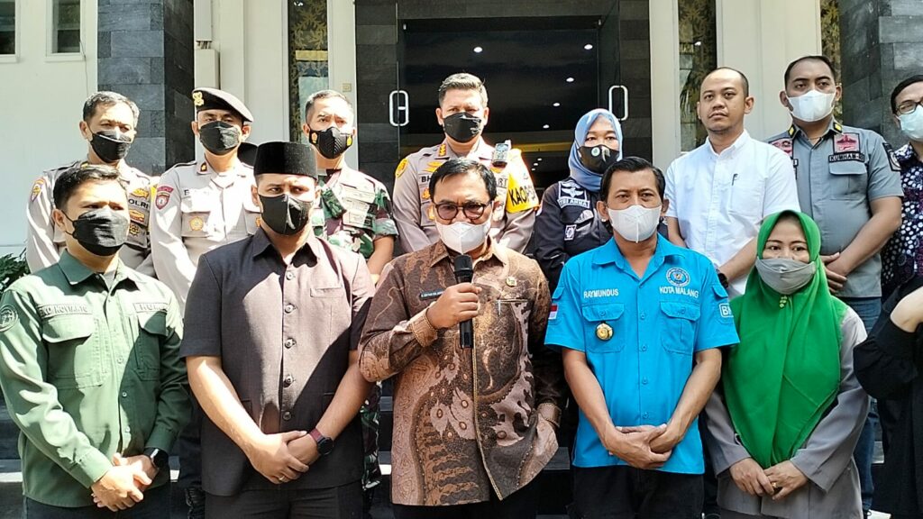 Wakil Walikota Malang, Sofyan Edi Jarwoko didampingi jajaran Forkopimda, memberikan keterangan terkait pemusnahan barang bukti