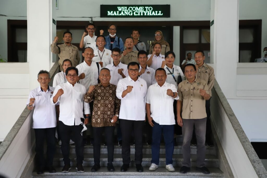 Wakil Walikota Malang, Sofyan Edi Jarwoko pose bersama Ketua PWI dan SIWO Pusat, Ketua PWI dan SIWO Jatim serta Ketua PWI Malang Raya