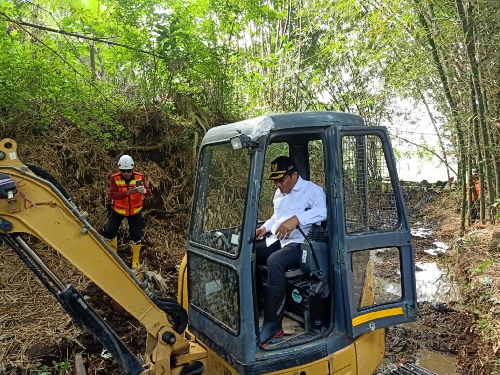 Wakil Walikota Malang Sofyan Edi Jarwoko saat gunakan eskavator untuk mengeruk sedimen sungai mantren di kawasan Kelurahan Bandungrejosari, Kecamatan Sukun, Kota Malang, Jawa Timur (ist)