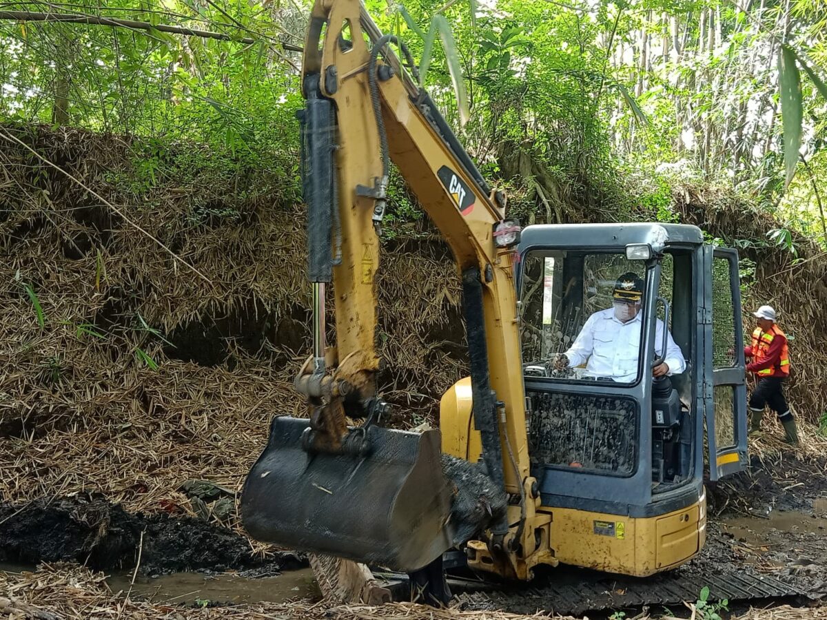 Wakil Walikota Malang Sofyan Edi Jarwoko saat gunakan eskavator untuk mengeruk sedimen sungai mantren di kawasan Kelurahan Bandungrejosari, Kecamatan Sukun, Kota Malang, Jawa Timur (ist)