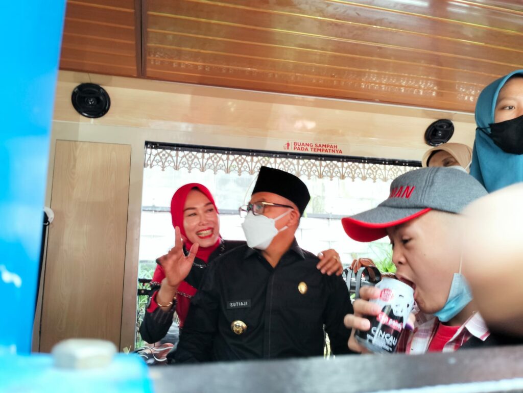 Walikota Malang, Drs H. Sutiaji didampingi Ketua TP PKK Kota Malang, Ny Hj Widayati Sutiaji, bersama anak - anak penyandang disabilitas di Macito City Tour