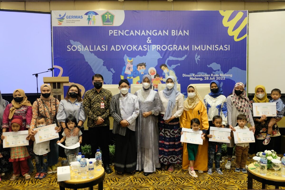 Walikota Malang, H Sutiaji didampingi Ketua TP PKK Kota Malang, Hj Widayati Sutiaji pose bersama para orang tua dan anak yang mengikuti program imunisasi