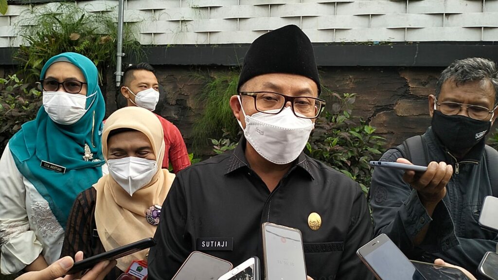 Walikota Malang, H Sutiaji memberikan keterangan kepada wartawan