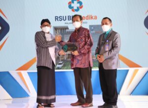 Walikota Malang, H Sutiaji menerima cinderamata dari RSU BRI Medika (ist)