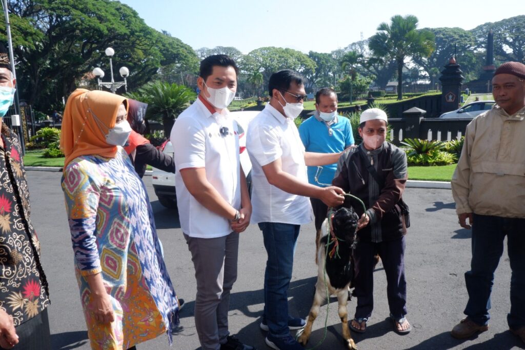 Wawali Sofyan Edi Jarwoko didampingi Kepala BPF Malang, menyalurkan langsung hewan kurban dari BPF ke Tamir Masjid (ist)