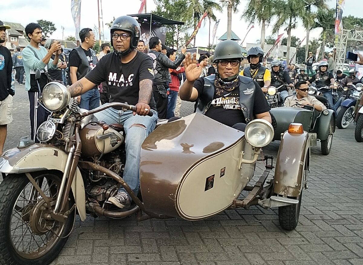 Wawali Sofyan Edi Jarwoko (melambaikan tangan) bonceng motor tua bersama komunitas MACI, keliling Kota Malang