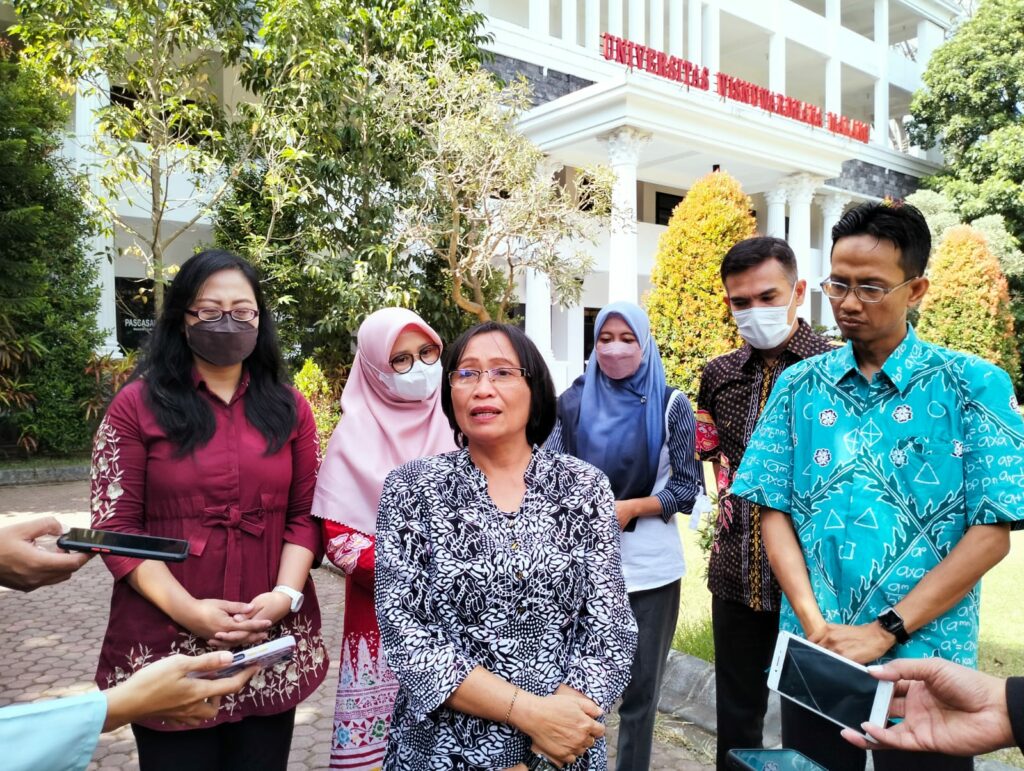 Wakil Rektor I Bidang Akademik Unidha Malang, Dr. Ni Wayan Suarniati, S.Pd., S.H., M.Pd, memberikan keterangan kepada wartawan