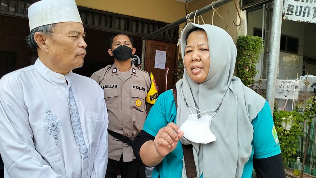 Wiwin Kusmarjanti didampingi Ketua Panitia Kurban Masjid Babul Hidayah, H Dahrul Qormi, memberikan keterangan kepada wartawan