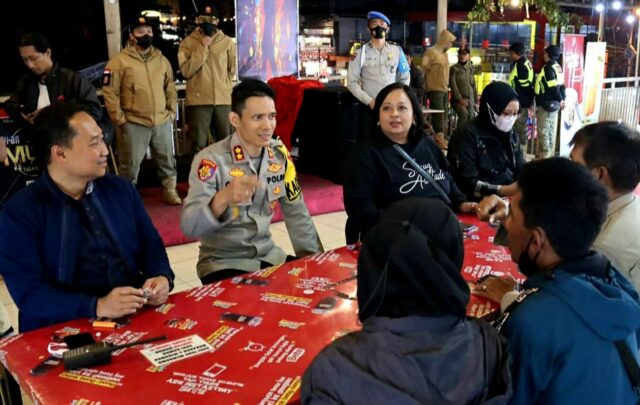 Selalu dekat dengan warga. Itulah ciri khas Kapolres Batu AKBP Oskar Syamsuddin