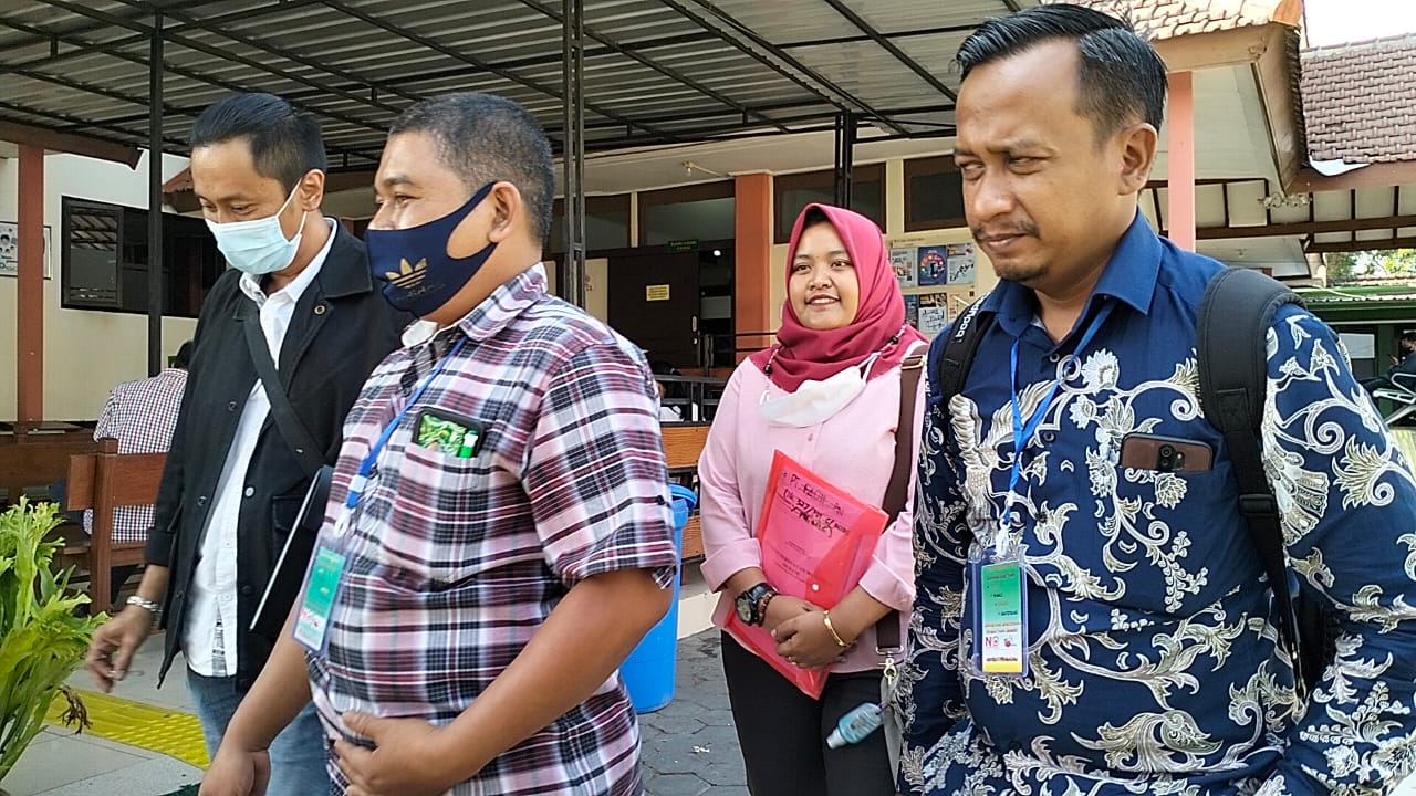 Tim kuasa hukum PT Fadil Rahma Samodra dari Kantor Moerdany & Partner Law Firm, usai menjalani persidangan di Pengadilan Negeri Kota Malang (ft.cholil)