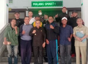 Belasan perwakilan Klub Persatuan Sepakbola Anggota Askot PSSI Kota Malang, pose bersama usai menemui Walikota Malang, H Sutiaji (ist)