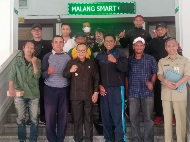 Belasan perwakilan Klub Persatuan Sepakbola Anggota Askot PSSI Kota Malang, pose bersama usai menemui Walikota Malang, H Sutiaji (ist)