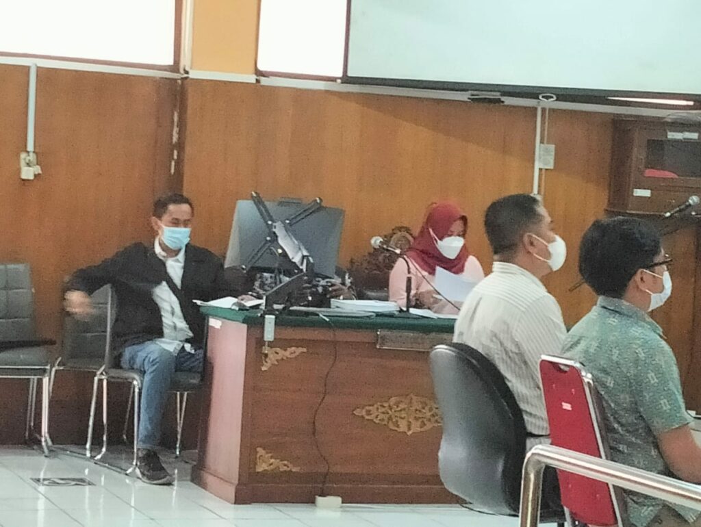 Dua saksi yang dihadirkan pihak penggugat dalam sidang yang digelar di ruang Cakra Pengadilan Negeri Kota Malang. (ft.cholil)