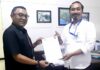 Direktur PDAM Kota Batu Edi Sunaedi serta Dosen UB Malang Angga Sukmara C. Permadi menunjukan MoU yang telah ditandatangani