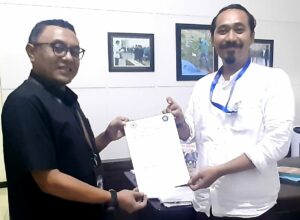 Direktur PDAM Kota Batu Edi Sunaedi serta Dosen UB Malang Angga Sukmara C. Permadi menunjukan MoU yang telah ditandatangani