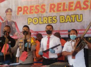 Kapolres Batu, AKBP Oskar Syamsuddin didampingi Kasat Reskim, AKP Yussi Purwanto menggelar Konferensi Pers hasil ungkap Mapolres Batu