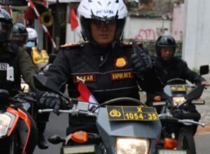 Kapolres Batu AKBP Oskar Syamsuddin, melakukan pengecekan TPS di sejumlah desa dengan menunggangi motor