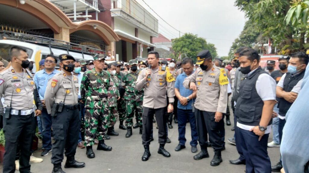 Kapolresta Malang Kota, Kombes Pol Budi Hermanto dengan tegas memerintahkan massa keluar dari tempat eksekusi. Sehingga pelaksanaan eksekusi berjalan lancar