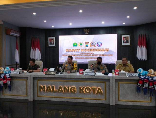 Kapolresta Malang Kota, Kombes Pol Budi Hermanto memimpin jalannya rapat kordinasi keamanan jelang HUT Arema