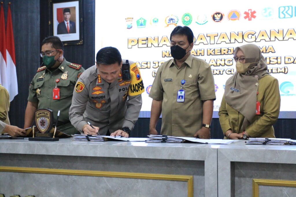 Kapolresta Malang Kota, Kombes Pol Budi Hermanto menandatangani MoU Aplikasi Jogo Malang Presisi bersama Forkopimda dan instansi terkait (ist)