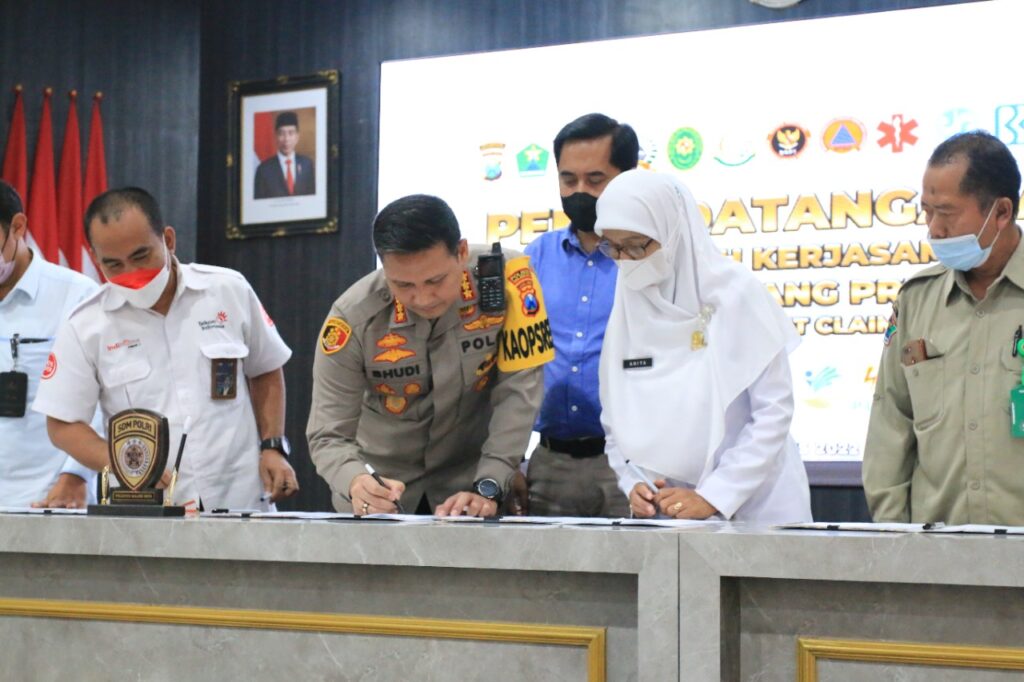 Kapolresta Malang Kota, Kombes Pol Budi Hermanto menandatangani MoU Aplikasi Jogo Malang Presisi bersama Forkopimda dan instansi terkait (ist)1