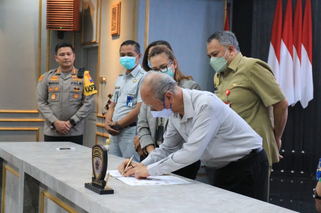 Kapolresta Malang Kota, Kombes Pol Budi Hermanto menandatangani MoU Aplikasi Jogo Malang Presisi bersama Forkopimda dan instansi terkait (ist)2
