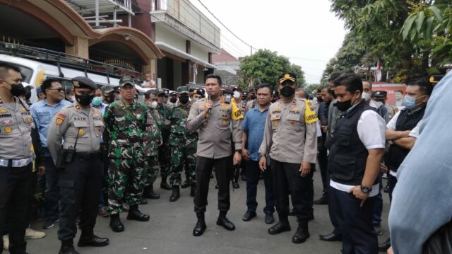 Kapolresta Malang Kota, Kombes Pol Budi Hermanto turun tangan. Sehingga pelaksanaan eksekusi berjalan lancar (ft.cholil) Kapolresta Malang Kota, Kombes Pol Budi Hermanto turun tangan. Sehingga pelaksanaan eksekusi berjalan lancar (ft.cholil)