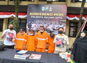 Kasat Reskrim Polresta Malang Kota, AKP Bayu Febrianto Prayoga serta Kasi Humas Ipda Eko Novianto menunjukan tersangka dan barang bukti dari para begal (ft.cholil)