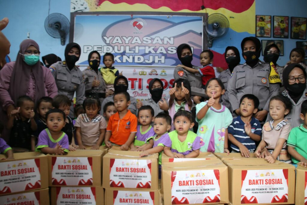 Kebahagian terpancar dari wajah anak - anak Yatim Piatu saat mendapat bantuan paket sembako dari Polresta Malang Kota (ist)
